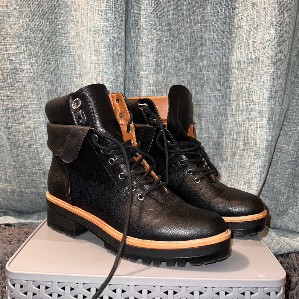 Indigo RD. Iris-sac boots